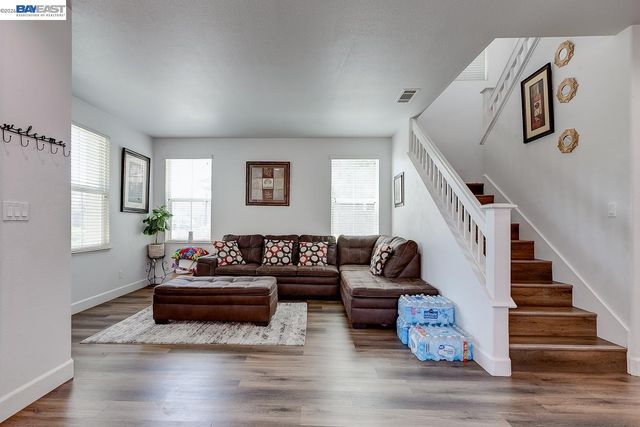 53 Puffin Cir, Oakley, CA 94561