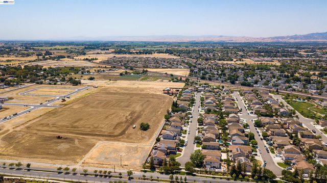 53 Puffin Cir, Oakley, CA 94561