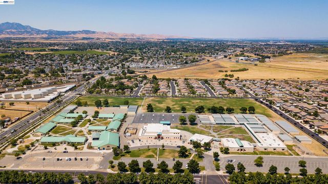 53 Puffin Cir, Oakley, CA 94561