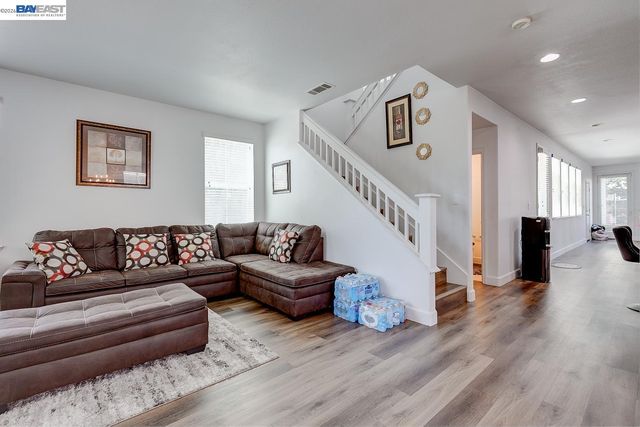 53 Puffin Cir, Oakley, CA 94561