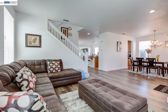 53 Puffin Cir, Oakley, CA 94561