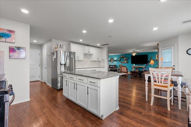 356 Century Oaks Lane, Hitchcock, TX 77568