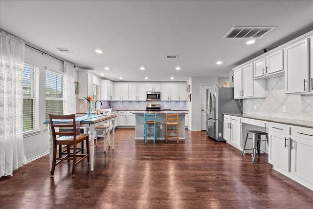 356 Century Oaks Lane, Hitchcock, TX 77568