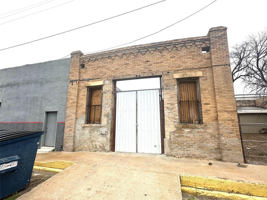 110 W 1st ST, Taylor, TX 76574