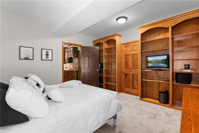 4208 NE Courtney Drive, Lee's Summit, MO 64064