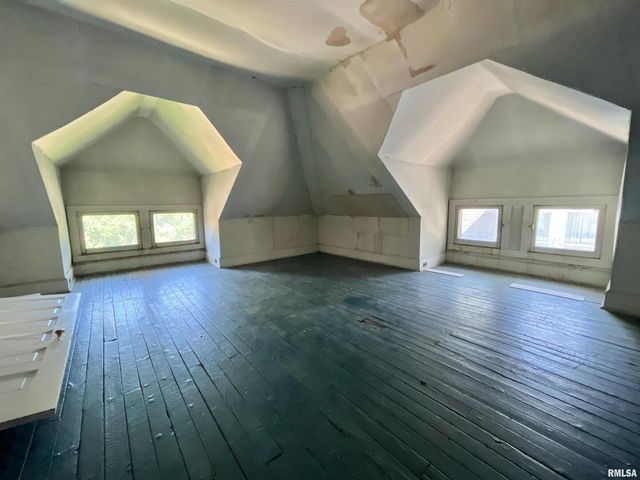 631 5TH Avenue S, Clinton, IA 52732