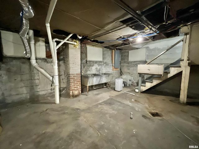 631 5TH Avenue S, Clinton, IA 52732