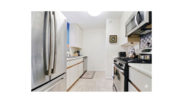 317 W 95th St Apt 2F, New York City, NY 10025