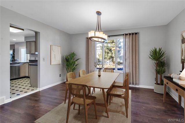 8 Amsley Ct, Amherst, NY 14051