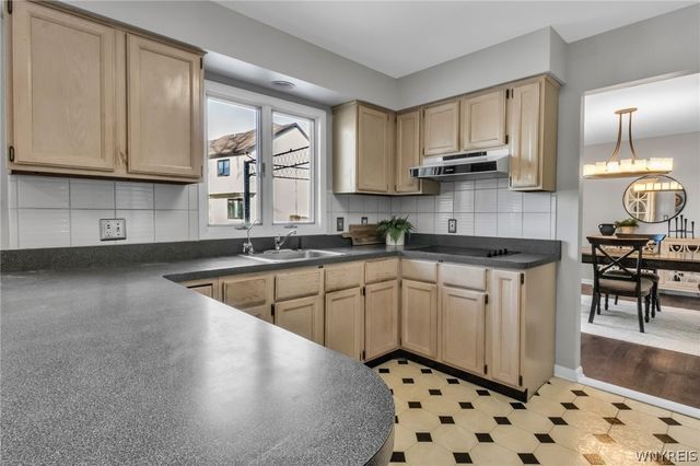 8 Amsley Ct, Amherst, NY 14051