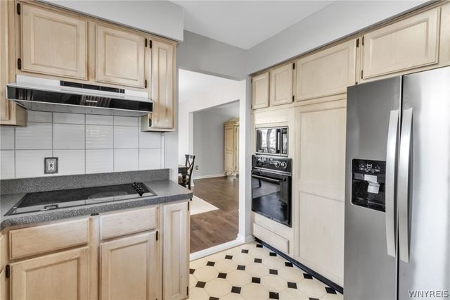 8 Amsley Ct, Amherst, NY 14051