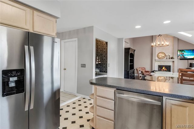 8 Amsley Ct, Amherst, NY 14051