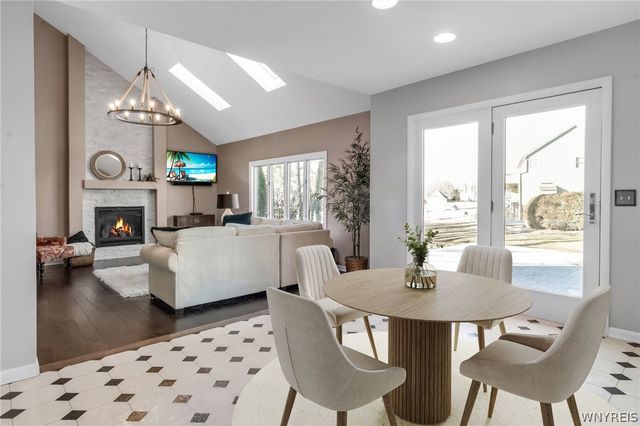 8 Amsley Ct, Amherst, NY 14051