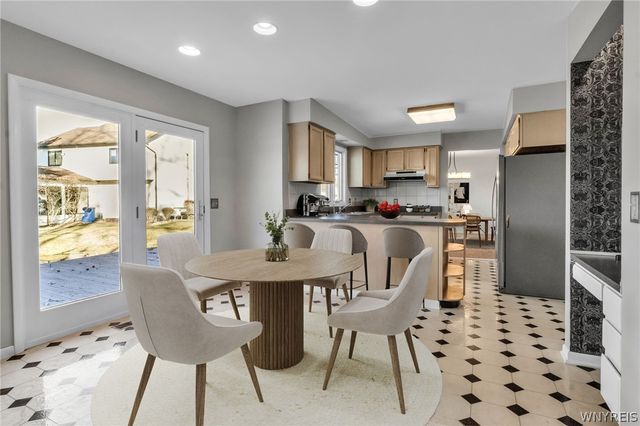 8 Amsley Ct, Amherst, NY 14051