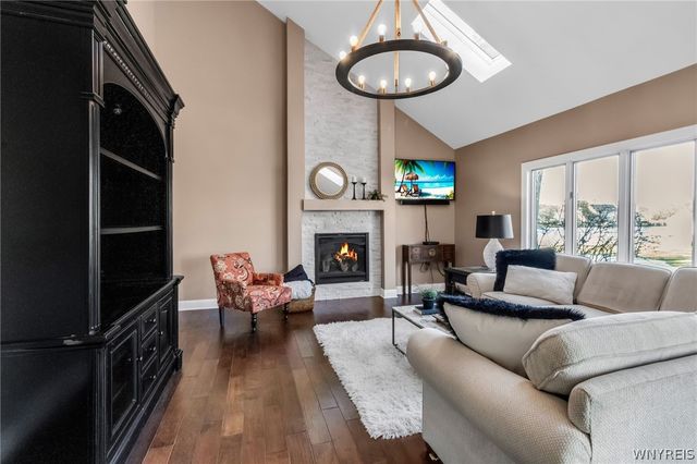 8 Amsley Ct, Amherst, NY 14051