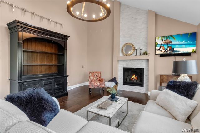 8 Amsley Ct, Amherst, NY 14051