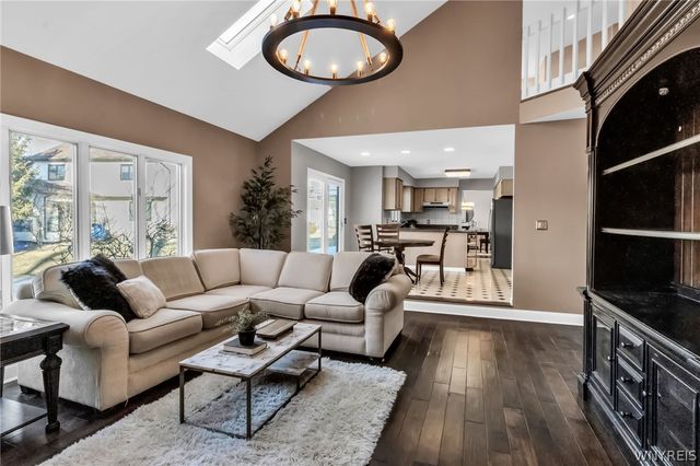 8 Amsley Ct, Amherst, NY 14051