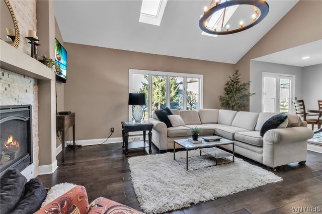 8 Amsley Ct, Amherst, NY 14051