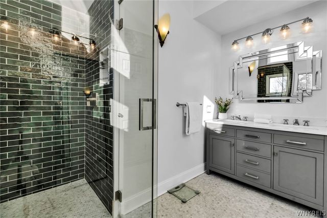 8 Amsley Ct, Amherst, NY 14051