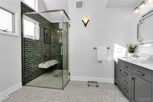 8 Amsley Ct, Amherst, NY 14051