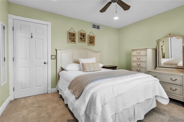 8 Amsley Ct, Amherst, NY 14051