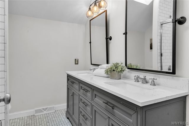 8 Amsley Ct, Amherst, NY 14051