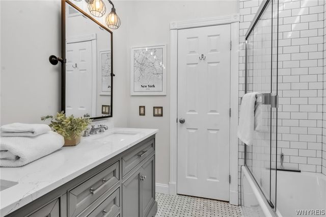 8 Amsley Ct, Amherst, NY 14051