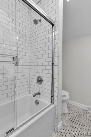 8 Amsley Ct, Amherst, NY 14051