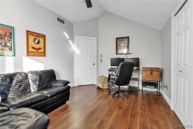 8 Amsley Ct, Amherst, NY 14051