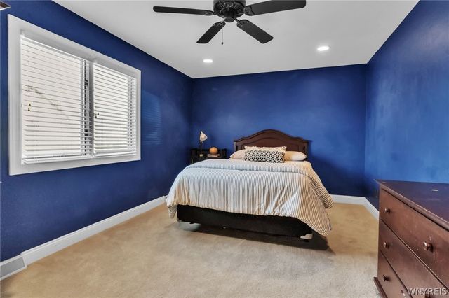 8 Amsley Ct, Amherst, NY 14051