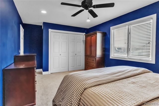 8 Amsley Ct, Amherst, NY 14051