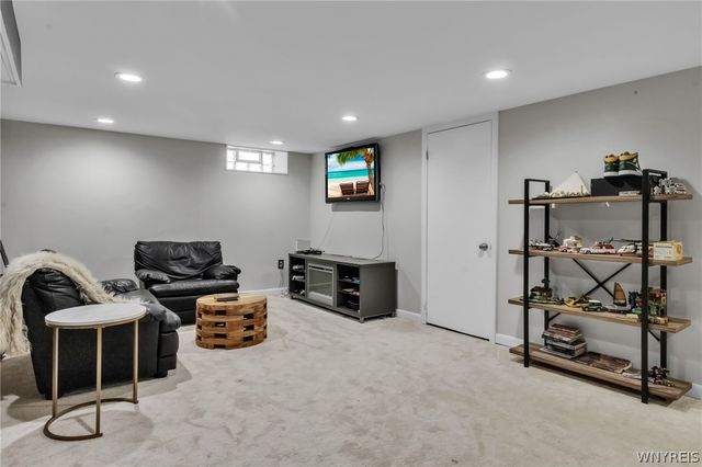 8 Amsley Ct, Amherst, NY 14051