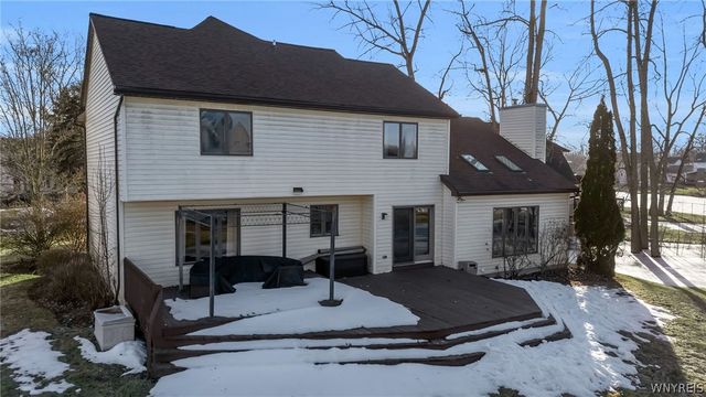 8 Amsley Ct, Amherst, NY 14051