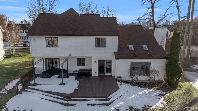 8 Amsley Ct, Amherst, NY 14051