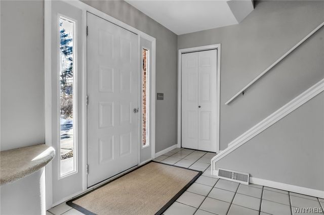 8 Amsley Ct, Amherst, NY 14051