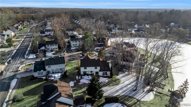 8 Amsley Ct, Amherst, NY 14051