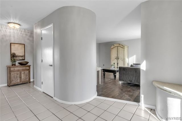 8 Amsley Ct, Amherst, NY 14051