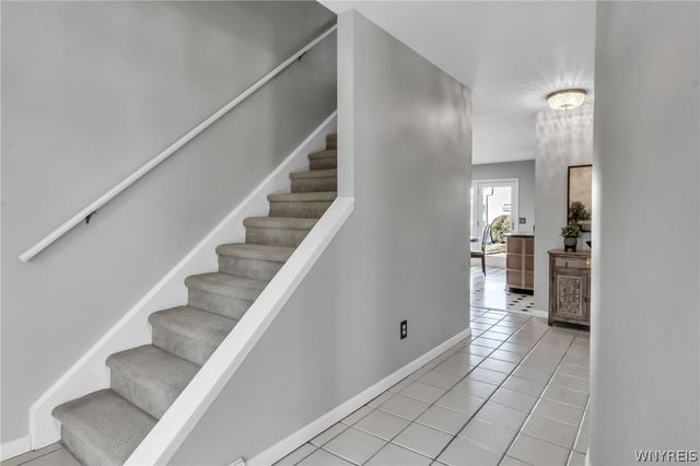 8 Amsley Ct, Amherst, NY 14051