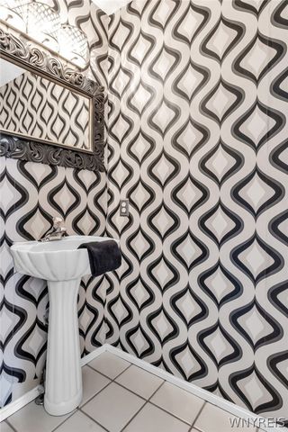 8 Amsley Ct, Amherst, NY 14051