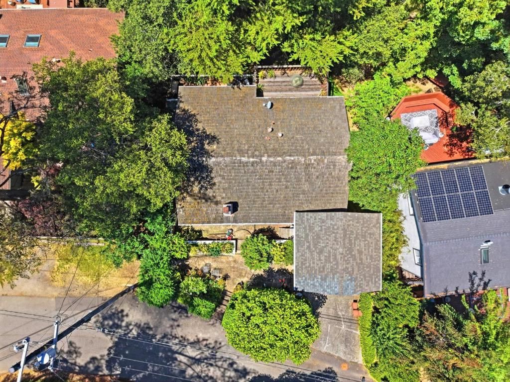 Image 12 of property listing at 7020 Saroni Drive, Oakland, CA 94611