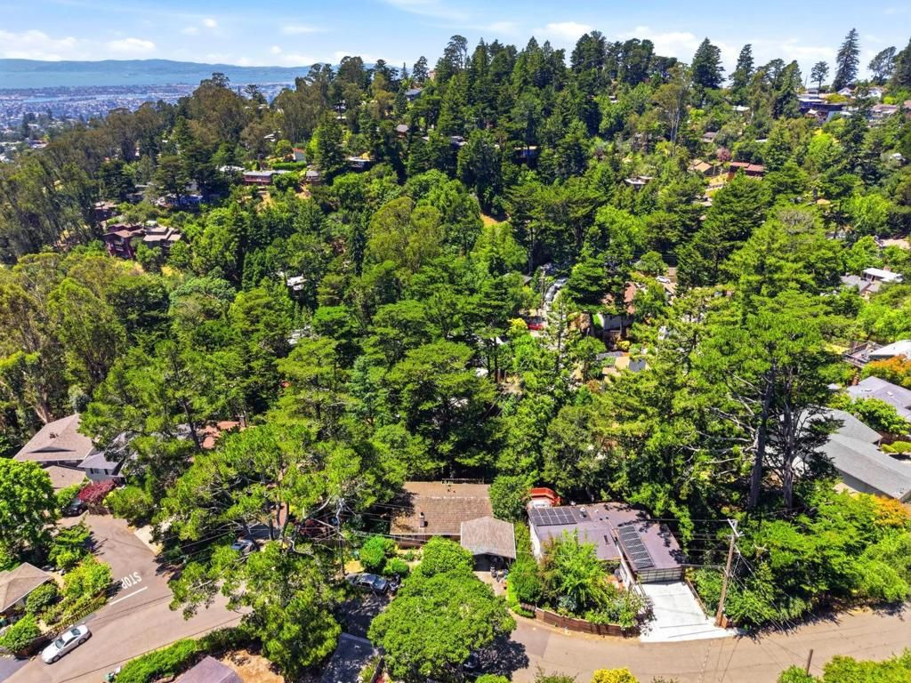 Image 22 of property listing at 7020 Saroni Drive, Oakland, CA 94611