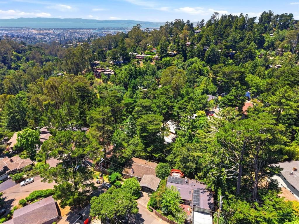 Image 23 of property listing at 7020 Saroni Drive, Oakland, CA 94611