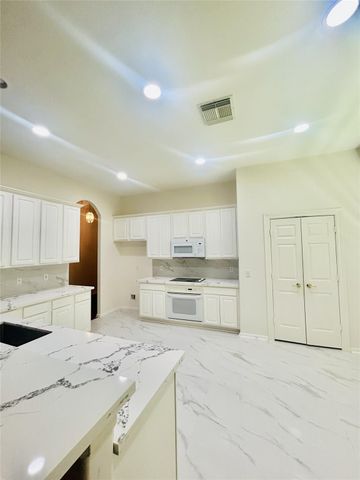 43 N Belfair Place, The Woodlands, TX 77382