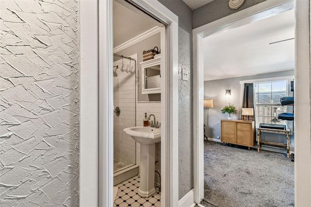 906 E HAMILTON AVENUE, Tampa, FL 33604