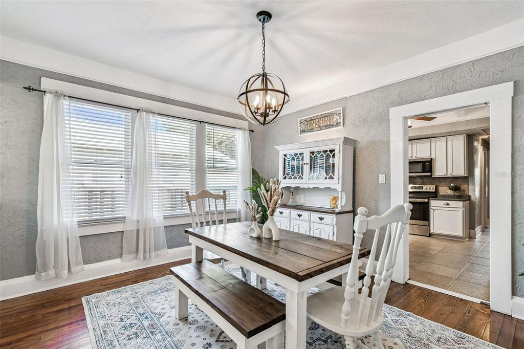 Image 13 of property listing at 906 E HAMILTON AVENUE, Tampa, FL 33604