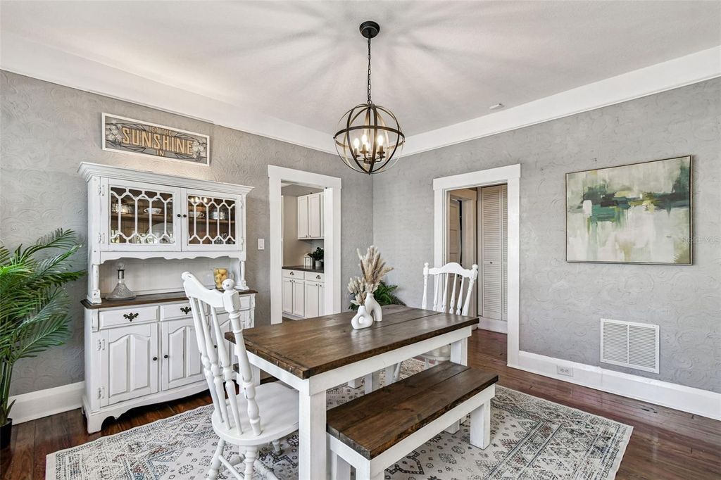 Image 14 of property listing at 906 E HAMILTON AVENUE, Tampa, FL 33604