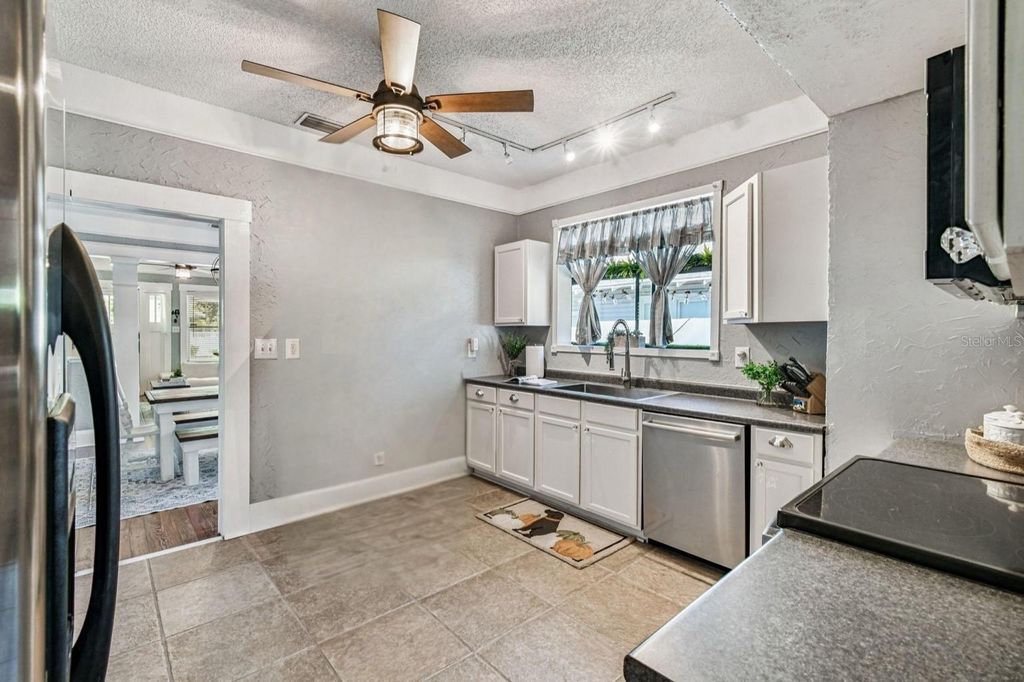 Image 16 of property listing at 906 E HAMILTON AVENUE, Tampa, FL 33604