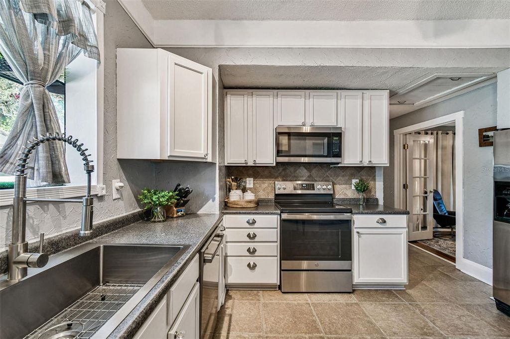 Image 17 of property listing at 906 E HAMILTON AVENUE, Tampa, FL 33604