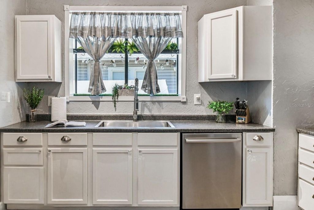 Image 18 of property listing at 906 E HAMILTON AVENUE, Tampa, FL 33604