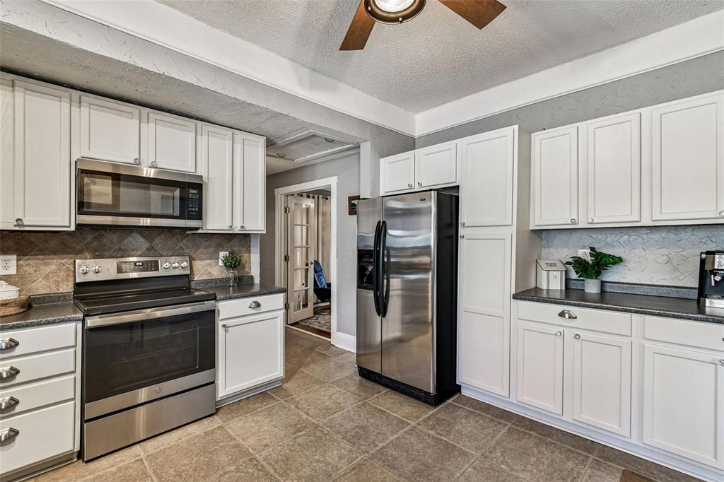 Image 19 of property listing at 906 E HAMILTON AVENUE, Tampa, FL 33604